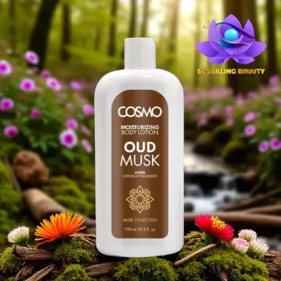 frasco branco de loção corporal COSMO Oud Musk com etiqueta marrom e flores em floresta