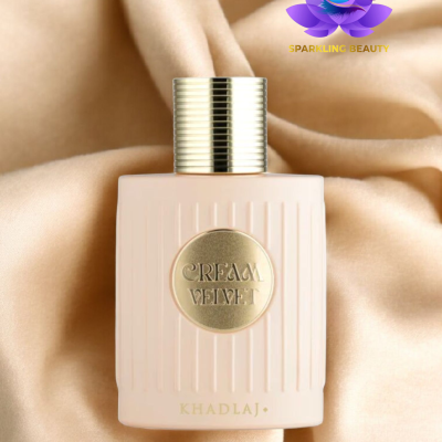 Frasco de perfume creme e dourado sobre tecido de cetim bege