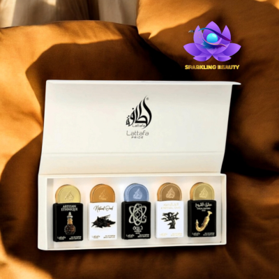 Conjunto de cinco perfumes Lattafa Pride em caixa branca sobre tecido castanho