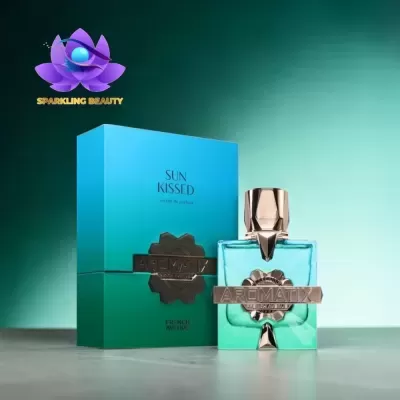 Frasco de perfume azul com tampa dourada ao lado de caixa azul e verde com texto