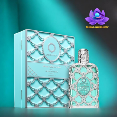 Frasco de perfume azul claro com detalhes prateados e caixa decorativa azul com padrão ornamental prateado