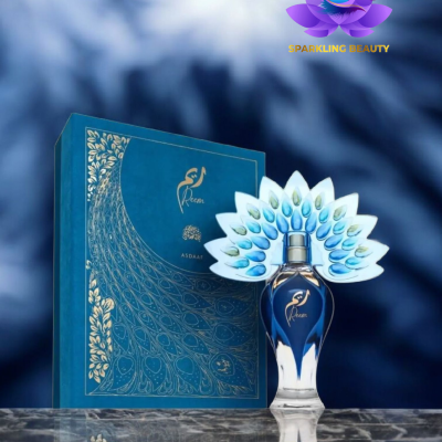 Frasco de perfume azul com tampa decorativa e embalagem azul com ornamentos dourados.