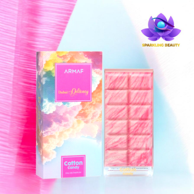 Frasco de perfume e caixa colorida com estampa de nuvens