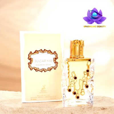 Frasco de perfume transparente com tampa dourada e caixa creme com texto em dourado