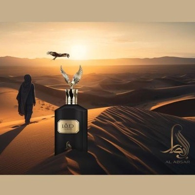 Frasco de perfume preto com tampa dourada em forma de anjo e dunas de areia ao pôr do sol