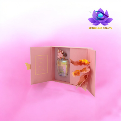 Caixa de perfume cor-de-rosa com frasco transparente e decoração de flores douradas