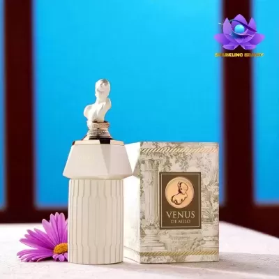Frasco de perfume branco com busto feminino e caixa Venus de Milo, flor roxa e fundo azul
