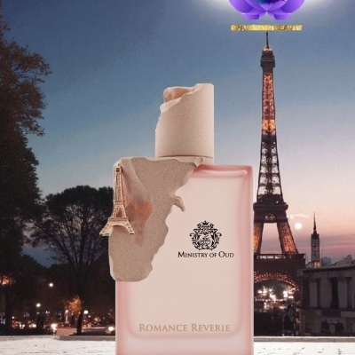 Frasco de perfume rosa claro com decoração e Torre Eiffel ao fundo ao crepúsculo