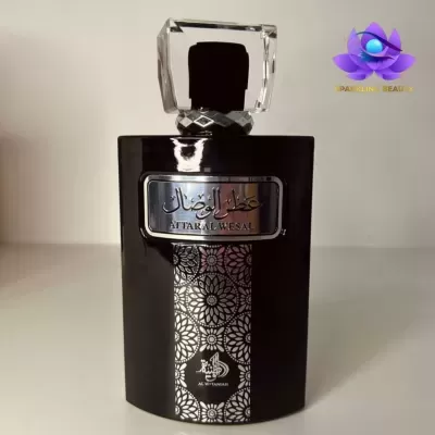 Frasco de perfume preto com design elegante e rótulo com texto árabe e inglês
