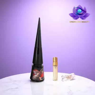 Produtos de beleza sobre mesa branca com fundo roxo e logótipo Sparkling Beauty