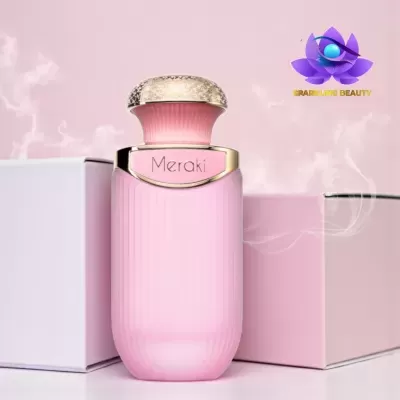 Frasco de perfume rosa Meraki com caixa em fundo rosa