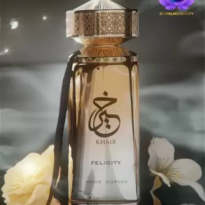 Frasco de vidro de perfume dourado KHAIR FELICITY com flores brancas ao redor
