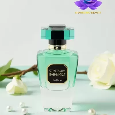 Frasco de perfume verde translúcido com etiqueta preta e flores brancas ao redor