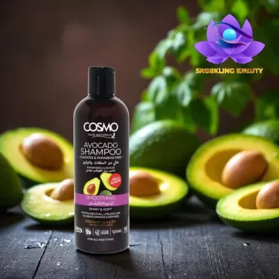 Frasco de champô COSMO Avocado Shampoo com abacates ao fundo.