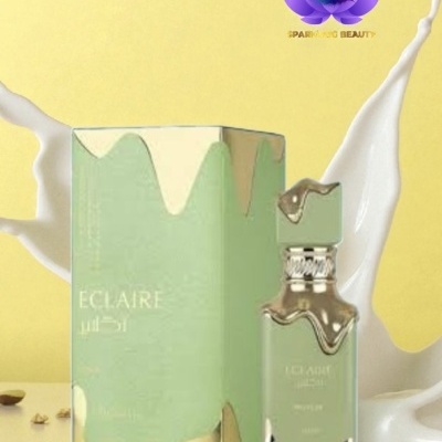 Frasco e caixa de perfume ECLAIRE verde pastel com detalhes dourados e fundo amarelo com líquido branco e biscoitos.