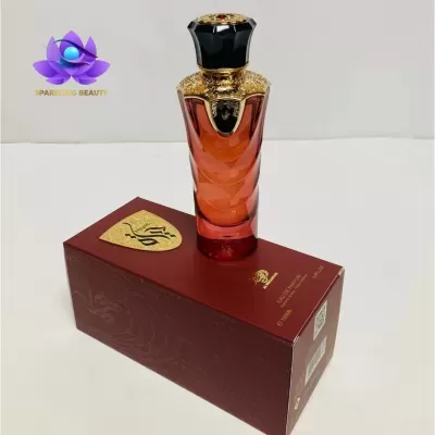 Frasco de perfume âmbar com caixa vermelha e logótipo SPARKLING BEAUTY