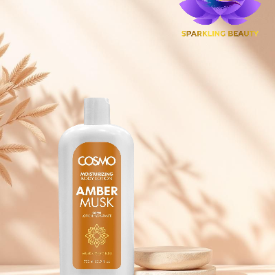 Frasco branco de loção Amber Musk com etiqueta laranja e fundo bege com sombras de plantas