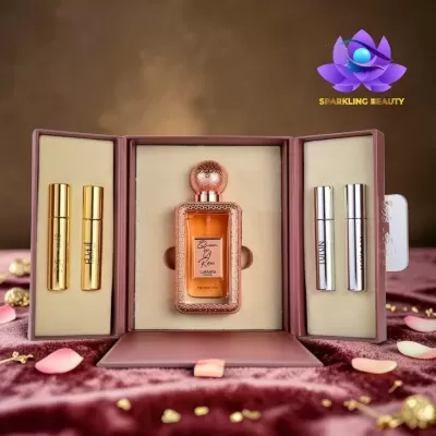 Conjunto de perfume Queen Of Roses Lattafa Pride com frascos dourados e prateados em caixa rosa.