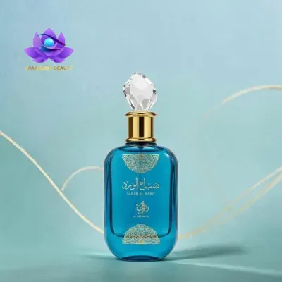 Frasco azul de perfume com tampa de cristal e texto dourado