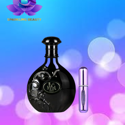 Frasco de perfume preto e recipiente metálico prateado sobre fundo colorido com logótipo SPARKLING BEAUTY