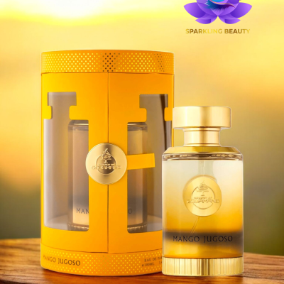 Frasco de perfume MANGO JUGOSO com embalagem amarela e dourada sobre mesa de madeira.