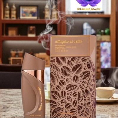 Frasco de perfume castanho e caixa decorada com padrão de café numa cozinha