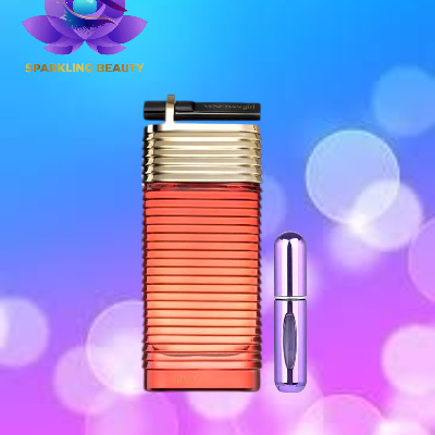 Frasco de perfume laranja e detalhe dourado com frasco roxo sobre fundo azul rosa e logotipo Sparkling Beauty