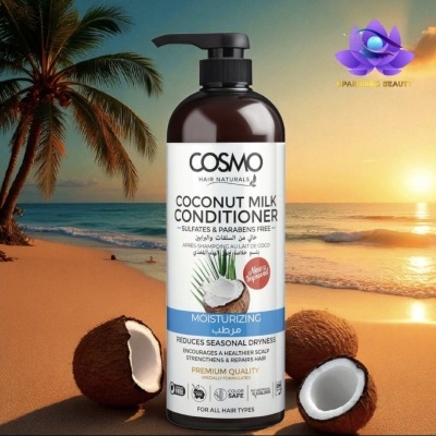 Condicionador COSMO Coconut Milk na praia com cocos e palmeira ao pôr do sol