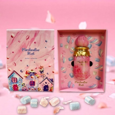 Frasco de perfume Marshmallow Blush em caixa decorada com casas e marshmallows