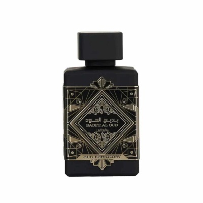 Frasco de perfume preto com etiqueta decorativa dourada e preta