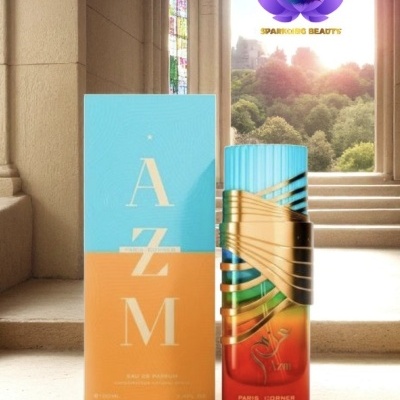 Frasco e caixa de perfume AZEM azul e laranja junto a escadaria com janela e logo