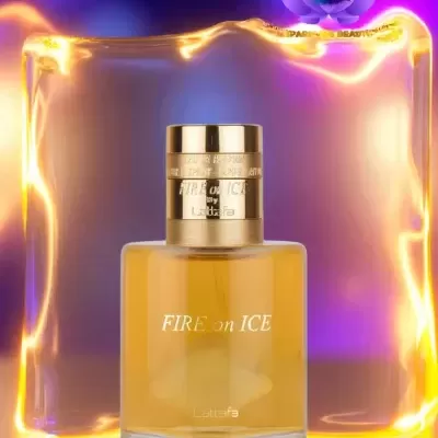 Frasco amarelo de perfume FIRE on ICE com tampa dourada e luzes ao fundo
