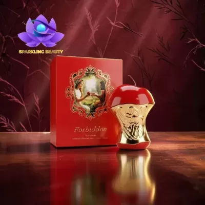 Frasco de perfume vermelho e dourado em forma de maçã com embalagem vermelha ao fundo
