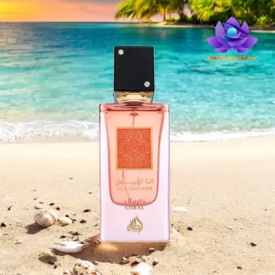 Frasco de perfume Ana Alyekedy Coral na praia com mar e árvores ao fundo