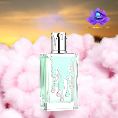 Frasco de perfume azul com tampa prateada sobre nuvens cor-de-rosa