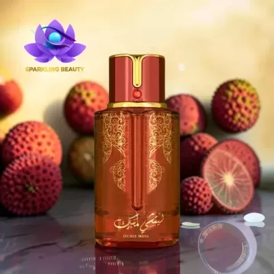 Frasco de perfume âmbar com tampa vermelha e litchis ao fundo
