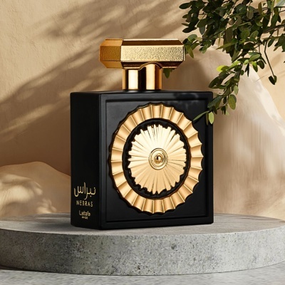 Frasco de perfume preto com detalhes dourados e texto NEBRAS