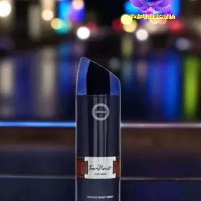 Frasco preto de spray corporal com etiqueta marrom e preta, texto visível 'Tru Nuanc Immediate Body Spray'