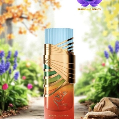 Frasco de perfume decorativo num caminho florido de jardim