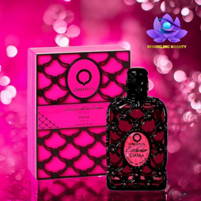 Frasco de perfume e caixa rosa com padrão preto e texto Orientica Exclusive Dania, fundo rosa brilhante.