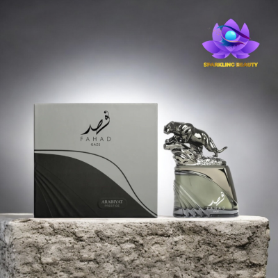 Perfume Fahad Gaze em frasco com tampa de pantera e caixa cinza e preta em pedra rugosa