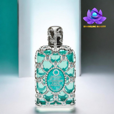 Frasco de perfume azul-turquesa com detalhes prateados florais