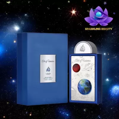 Perfume azul com rótulo de planetas ao lado de caixa azul em fundo espacial