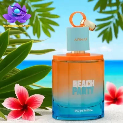 Frasco de perfume azul e laranja ARMAF Beach Party na praia com flores e folhas tropicais