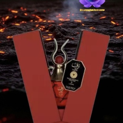 Frasco de perfume com tampa dourada dentro de caixa vermelha em fundo de lava