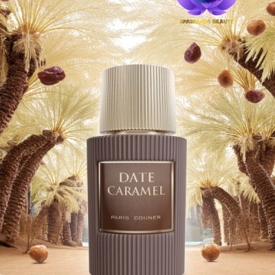 Frasco de perfume Date Caramel entre palmeiras douradas