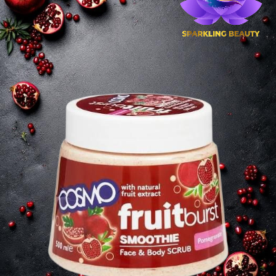 Frasco de esfoliante facial e corporal COSMO Fruitburst Smoothie com romã sobre fundo com romãs e sementes