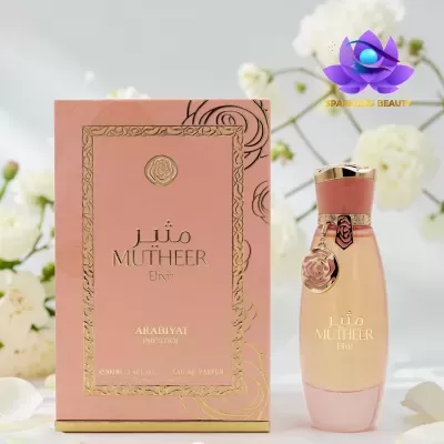 Frasco e caixa de perfume Mutheer Elixir Arabiyat Prestige rosa e dourado com flores no fundo