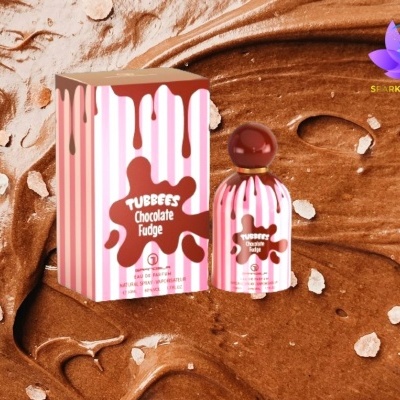 Frasco e embalagem rosa e branco às riscas do TUBBEE'S Chocolate Fudge com fundo de chocolate cremoso