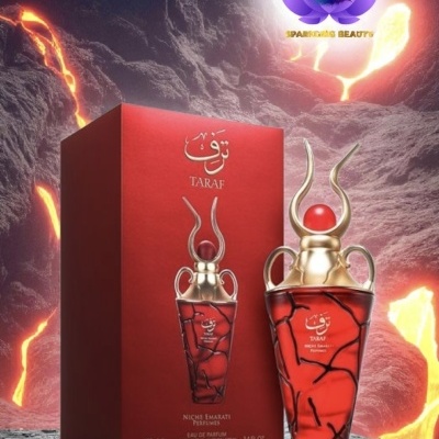 Frasco e caixa de perfume TARAF vermelhos com detalhes dourados, fundo rochoso com lava.